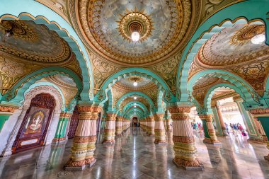 Mysore, Hindistan - 26 Ağustos 2018: Mysore Palace 'daki Seyirci Salonu. Mysore Palace, Tac Mahal 'den sonra Hindistan' ın en ünlü turistik yerlerinden biridir.