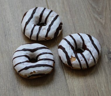 masada kendi kendine yapılmış vanilyalı çörekler. Çörekler kahverengi çikolata ile beyaz sır var