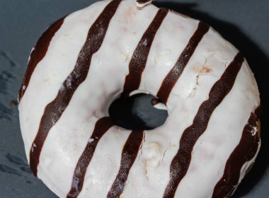 masada kendi kendine yapılmış vanilyalı çörekler. Çörekler kahverengi çikolata ile beyaz sır var