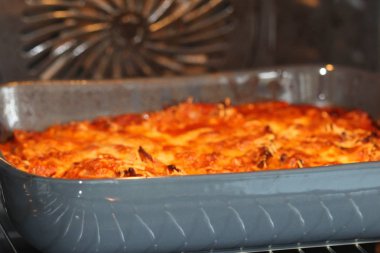 pişirme kendini İtalyan lazanya yaptı, mutfakta fırında mozzarella ile