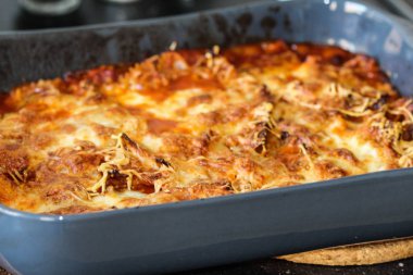 pişirme kendini İtalyan lazanya yaptı, mutfakta fırında mozzarella ile