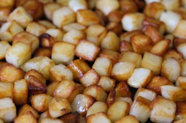 mutfakta tavada pişmiş patates küpleri