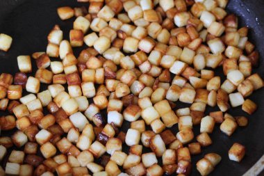 mutfakta tavada pişmiş patates küpleri