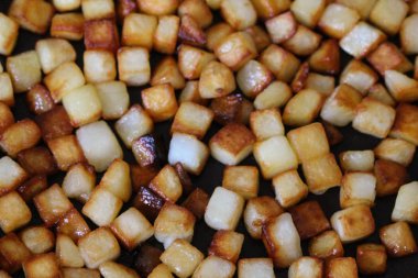 mutfakta tavada pişmiş patates küpleri