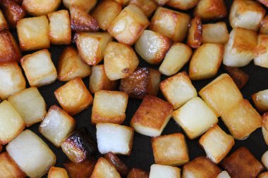 mutfakta tavada pişmiş patates küpleri