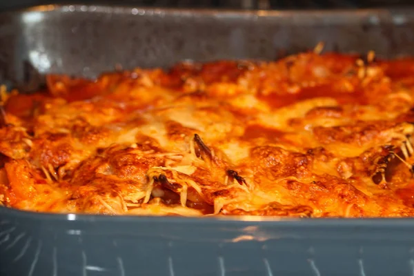 Hornear lasaña italiana hecha a sí mismo, con mozzarella en el horno en la cocina — Foto de Stock