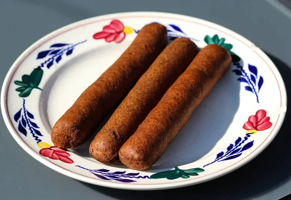 Frikandel, een traditionele Nederlandse snack, een soort gehakt hotdog — Stockfoto