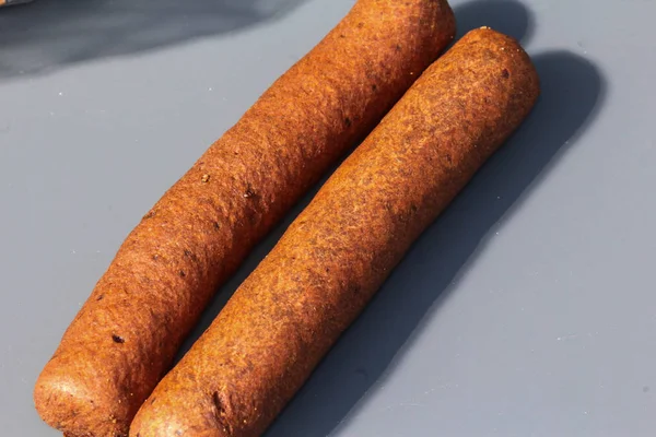 Frikandel, een traditionele Nederlandse snack, een soort gehakt hotdog — Stockfoto