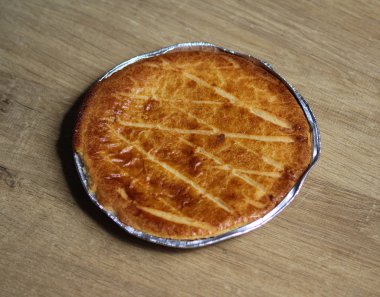 Selfmade Hollanda Tereyağı Kek (Boterkoek) çerez, fırından taze pişmiş. Ahşap arka planda görüntülenir
