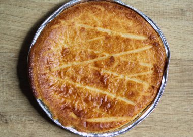 Selfmade Hollanda Tereyağı Kek (Boterkoek) çerez, fırından taze pişmiş. Ahşap arka planda görüntülenir
