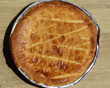 Selfmade Hollanda Tereyağı Kek (Boterkoek) çerez, fırından taze pişmiş. Ahşap arka planda görüntülenir