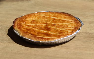 Selfmade Hollanda Tereyağı Kek (Boterkoek) çerez, fırından taze pişmiş. Ahşap arka planda görüntülenir