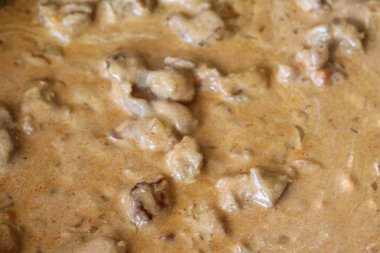 mutfakta tavada kendi kendine pişmiş Hint tavuk tandır sosu