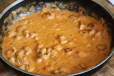 mutfakta tavada kendi kendine pişmiş Hint tavuk tandır sosu