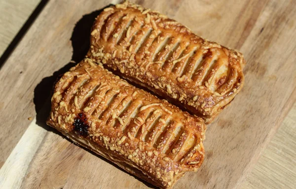 Pane sfoglia ripieno di formaggio, con sfondo in legno — Foto Stock