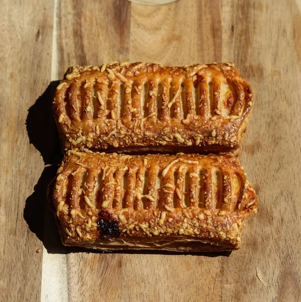 Pane sfoglia ripieno di formaggio, con sfondo in legno — Foto Stock