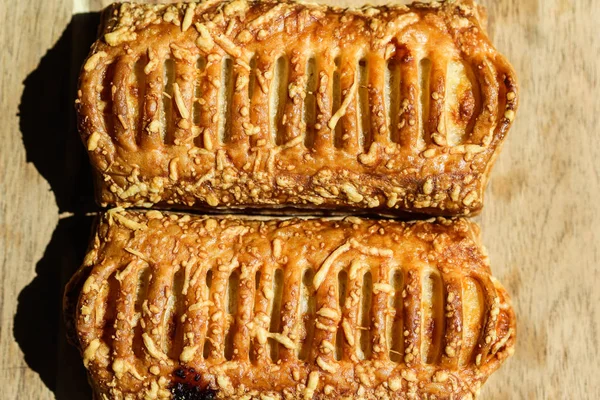 Pane sfoglia ripieno di formaggio, con sfondo in legno — Foto Stock