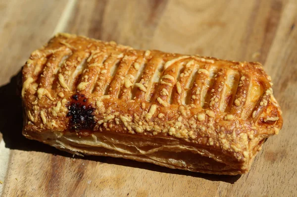 나무 배경으로 치즈가 가득한 퍼프 페이스트리 빵 — 스톡 사진