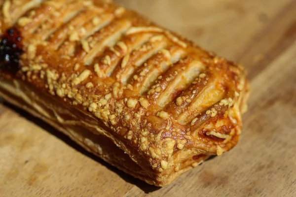 Pane sfoglia ripieno di formaggio, con sfondo in legno — Foto Stock