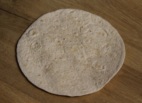 Měkký plochý chléb mexický obtékání na dřevěné pozadí — Stock fotografie