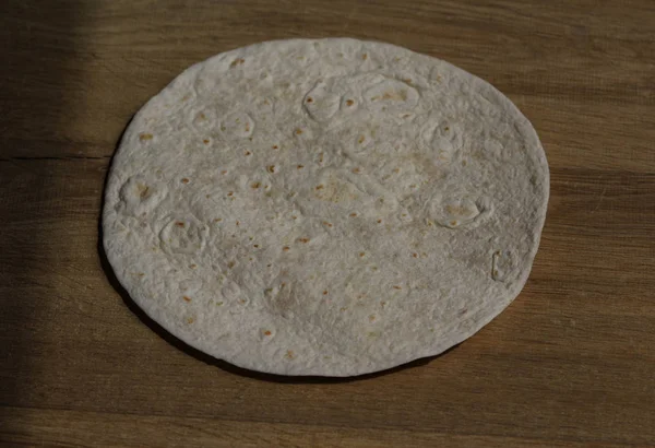 Soft flatbread mexican wrap pada latar belakang kayu — Stok Foto