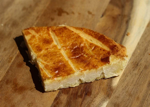Holländischer Butterkuchen (boterkoek), frisch aus dem Ofen gebacken. dargestellt auf Holzgrund — Stockfoto