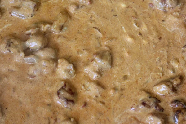 Salsa tandoori de pollo indio al horno en la cacerola en la cocina — Foto de Stock