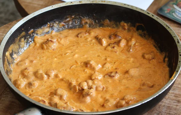 Self sült indiai csirke tandoori mártással serpenyőben a konyhában — Stock Fotó
