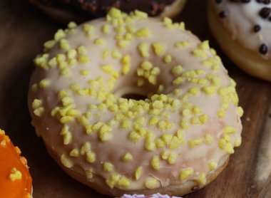 ahşap bir arka plan üzerinde serpinti ile tek muz donut