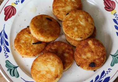 taze pişmiş hommade patates krep, ayrıca rosti adlı, hash browns, kartoffelpuffer, latkes, draniki - ahşap arka plan üzerinde beyaz plaka.