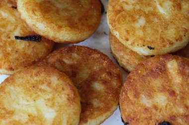 taze pişmiş hommade patates krep, ayrıca rosti adlı, hash browns, kartoffelpuffer, latkes, draniki - ahşap arka plan üzerinde beyaz plaka.