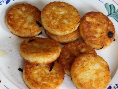 taze pişmiş hommade patates krep, ayrıca rosti adlı, hash browns, kartoffelpuffer, latkes, draniki - ahşap arka plan üzerinde beyaz plaka.