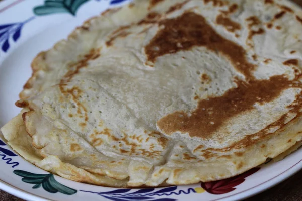 Färska själv bakade naturliga tomma pannkakor på en vit tallrik på en trä bakgrund — Stockfoto