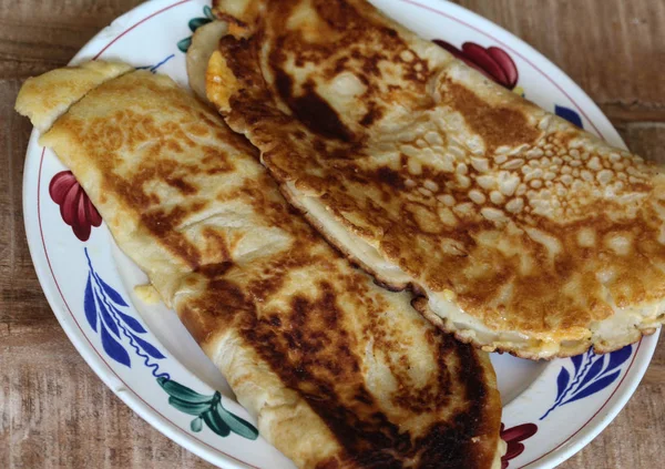 Nybakad pannkaka med ost och bacon på tallrik i trä bakgrund — Stockfoto