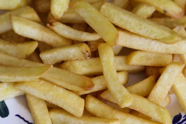 Sabrosas papas fritas caseras en plato blanco, sobre fondo de mesa de madera — Foto de Stock