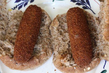 Derin kızarmış Hollanda kroket sığır eti ile dolu, denilen 