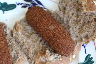 Derin kızarmış Hollanda kroket sığır eti ile dolu, denilen 