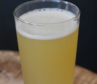 cam radler, bira ve köpüklü limonata karışımı ile dolu, ahşap arka plan üzerinde