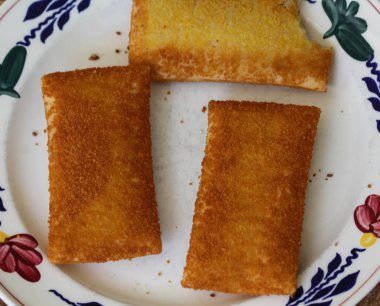 kaassouffl , ince hamur bazlı şal içinde erimiş peynir Hollandalı bir aperatif