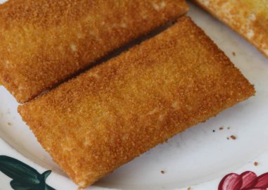 kaassouffl , ince hamur bazlı şal içinde erimiş peynir Hollandalı bir aperatif