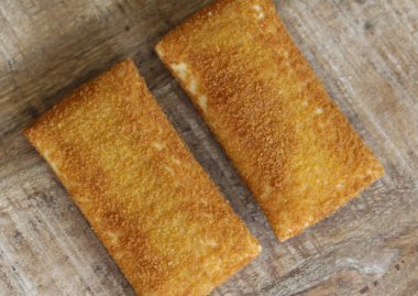 kaassouffl , ince hamur bazlı şal içinde erimiş peynir Hollandalı bir aperatif