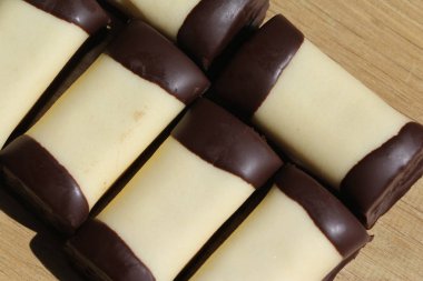ahşap bir arka plan üzerinde, beyaz marzipan kaplı 