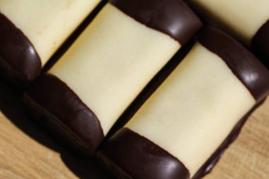 ahşap bir arka plan üzerinde, beyaz marzipan kaplı 