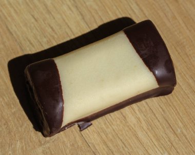 ahşap bir arka plan üzerinde, beyaz marzipan kaplı 