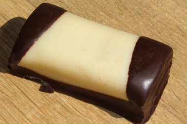 ahşap bir arka plan üzerinde, beyaz marzipan kaplı 