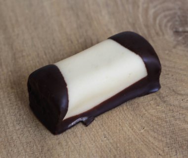 ahşap bir arka plan üzerinde, beyaz marzipan kaplı 