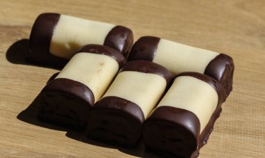 ahşap bir arka plan üzerinde, beyaz marzipan kaplı 
