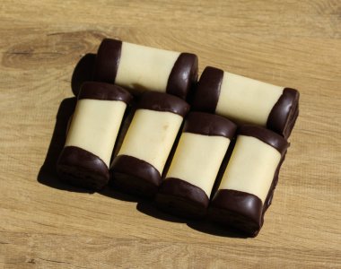 ahşap bir arka plan üzerinde, beyaz marzipan kaplı 