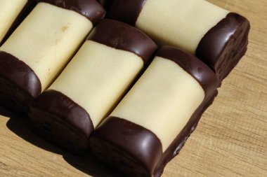 ahşap bir arka plan üzerinde, beyaz marzipan kaplı 