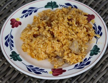 bir tabakta tavuk ve chorizo ile geleneksel İspanyol paella pirinç